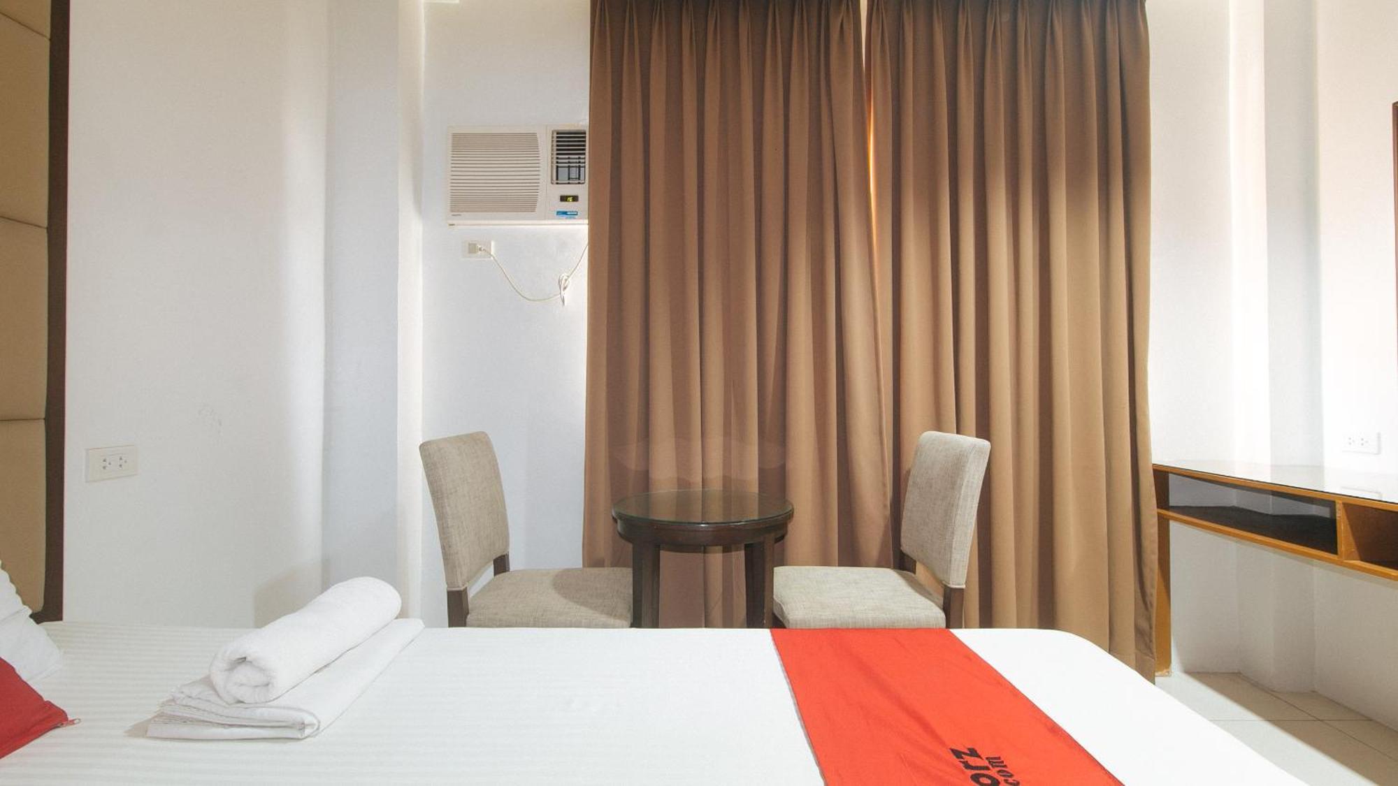 เรดดอร์ซ เนียร์ อังเคลิส ยูนิเวอร์ซิตี้ ฟาวเดชั่น Hotel อังเฮเลส ภายนอก รูปภาพ