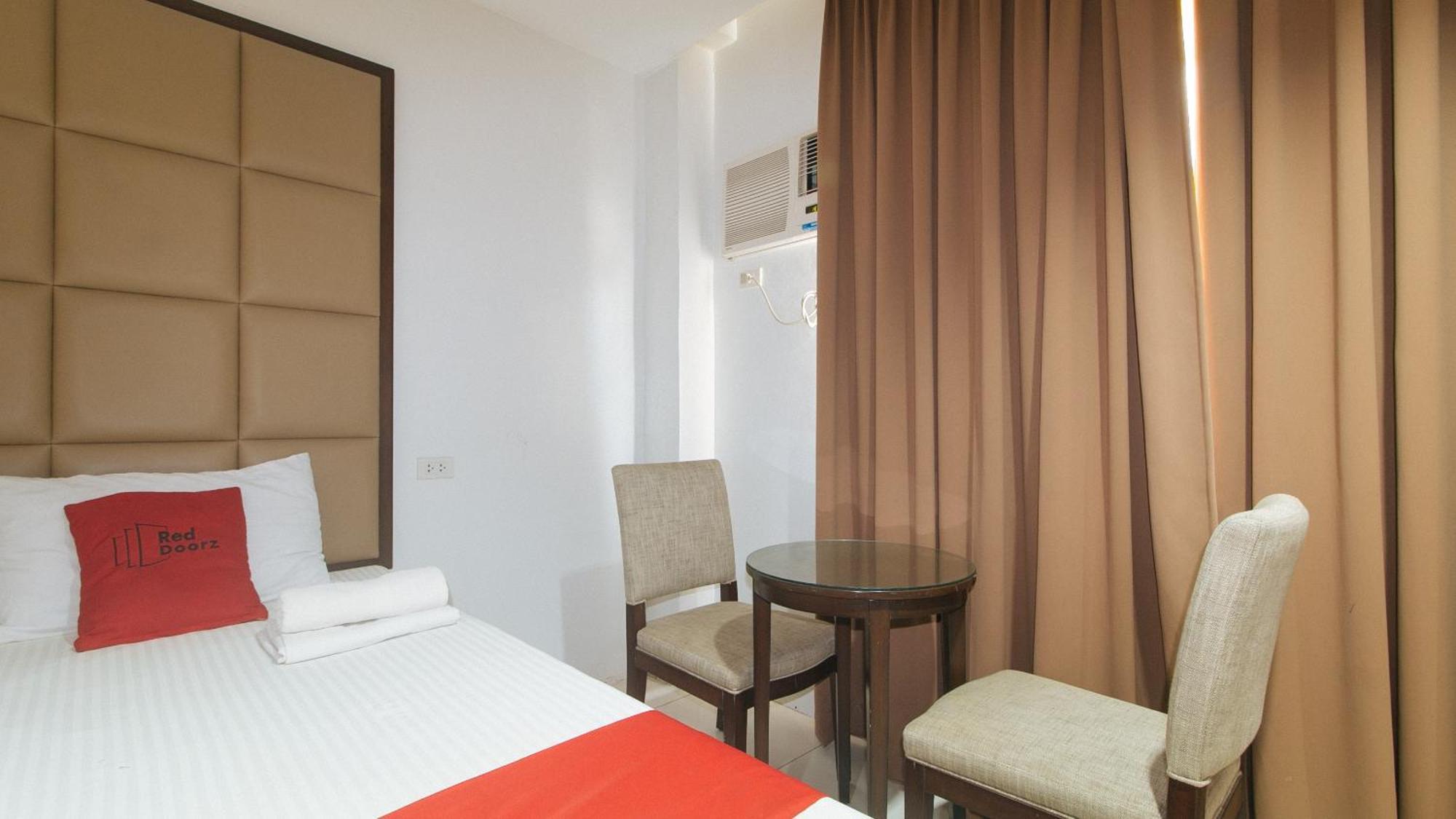 เรดดอร์ซ เนียร์ อังเคลิส ยูนิเวอร์ซิตี้ ฟาวเดชั่น Hotel อังเฮเลส ภายนอก รูปภาพ